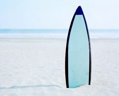 surfboard in sand - beaches beginner surfers